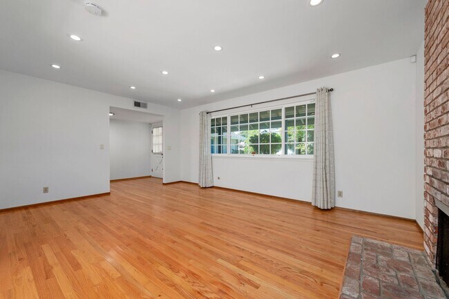 Building Photo - 5 bed/2.5 bath single family home in W. Sa...
