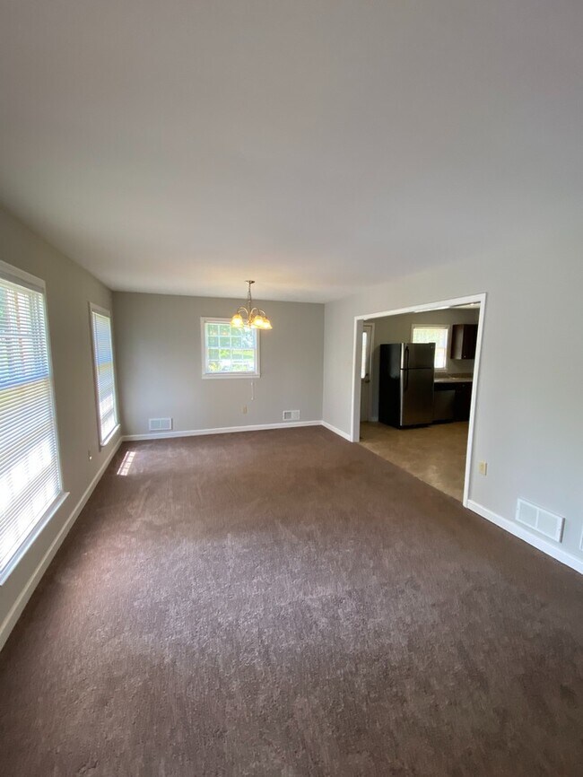 Building Photo - Hidden Gem!