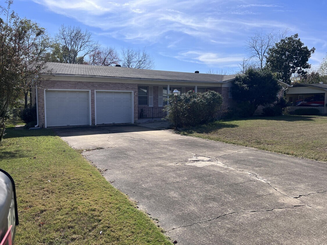 Primary Photo - 205 Mockingbird St