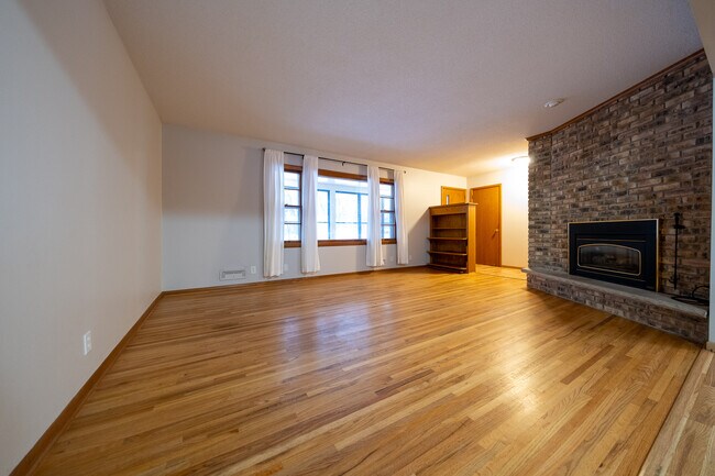 Building Photo - 140 Surrey Trail N