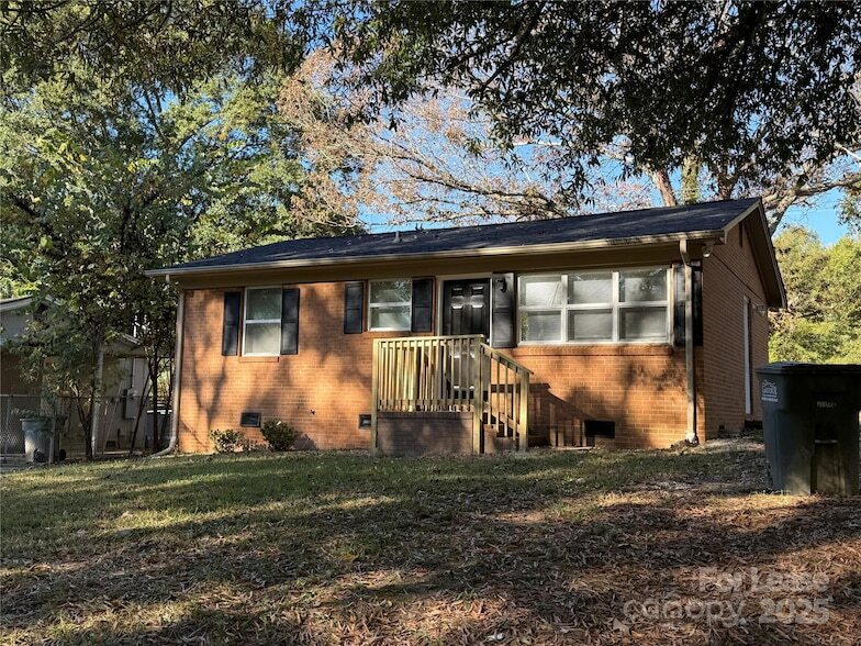 Primary Photo - 431 Red Tip Ln