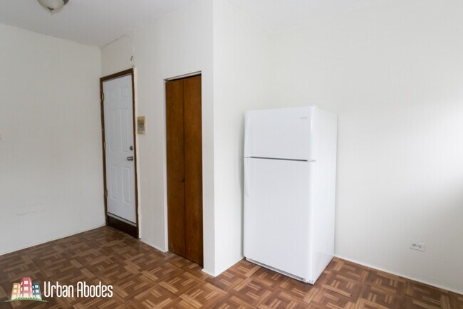 Building Photo - 1212 W Thorndale Ave