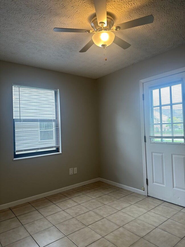 Building Photo - Three Bedroom, 2.5 Bathroom Townhome in Wo...