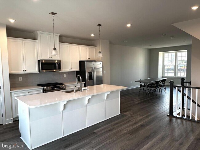 Building Photo - 10527 Encore Dr