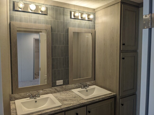 Foto del edificio - 10340 Midland Rd