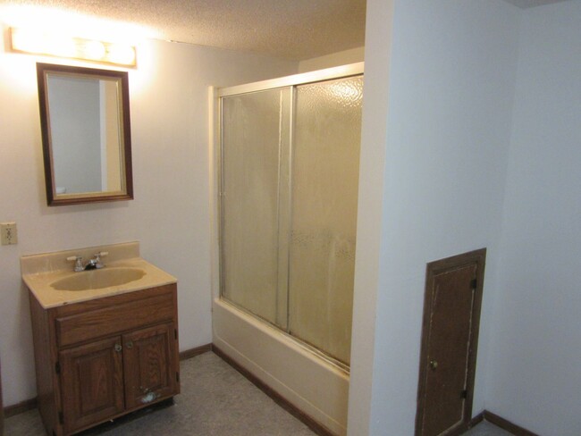 Building Photo - 3 br, 1 bath House - 283 E Wilkinson