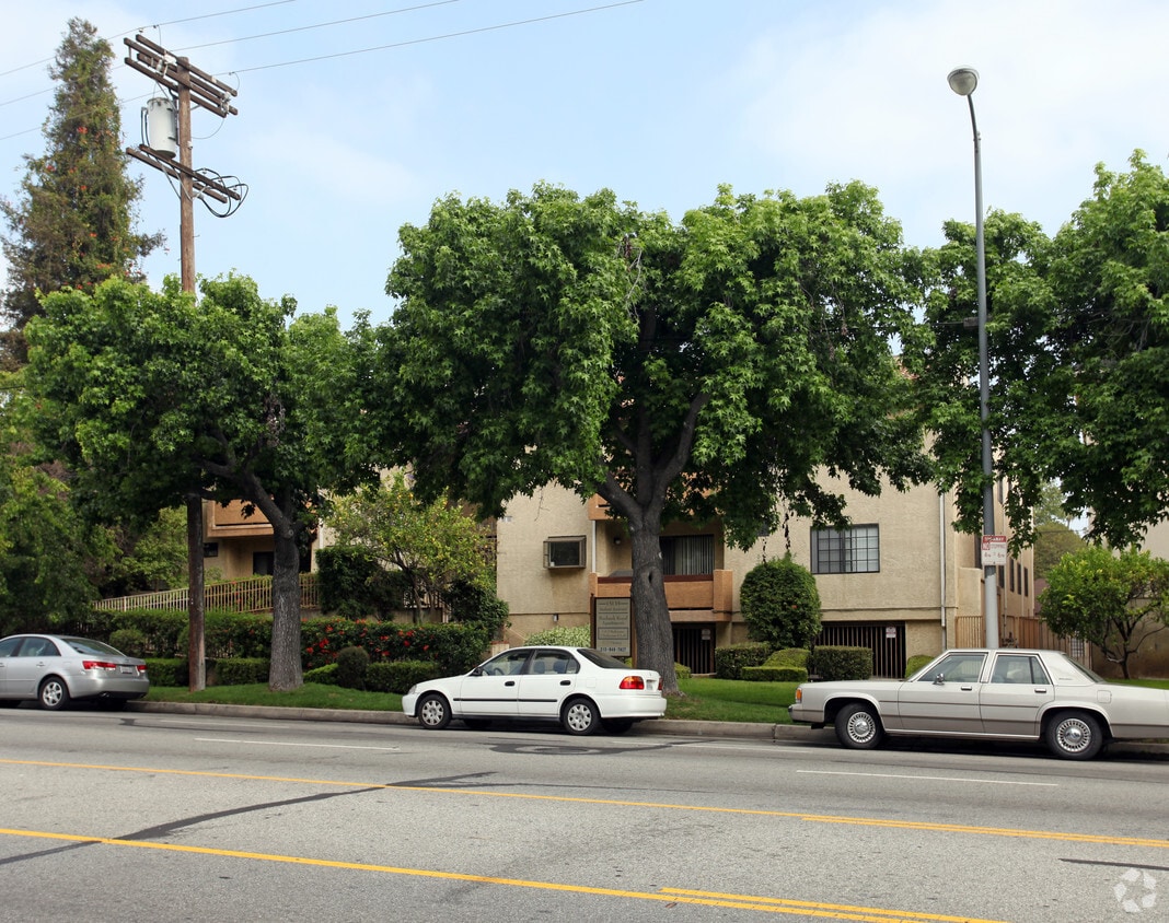 Primary Photo - 15135 Burbank Blvd