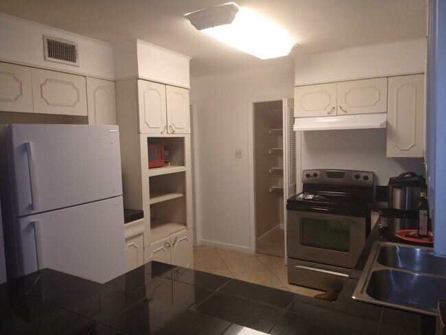 Kitchen with closet - 102 Ruelle Ln