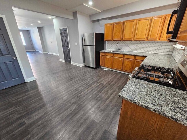 Building Photo - 3 Bed/1.5 bath Townhouse in Pigtown