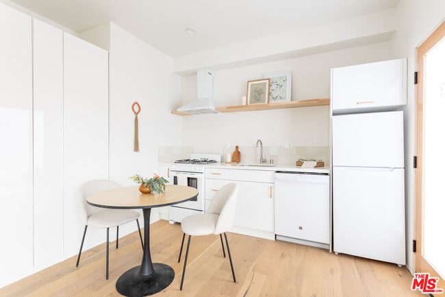 Building Photo - 3613 1/4 Bellevue Ave