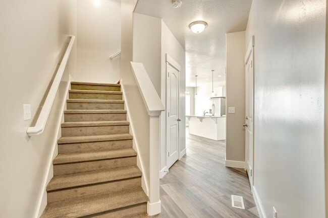 Building Photo - Dog Friendly Exchange Townhome