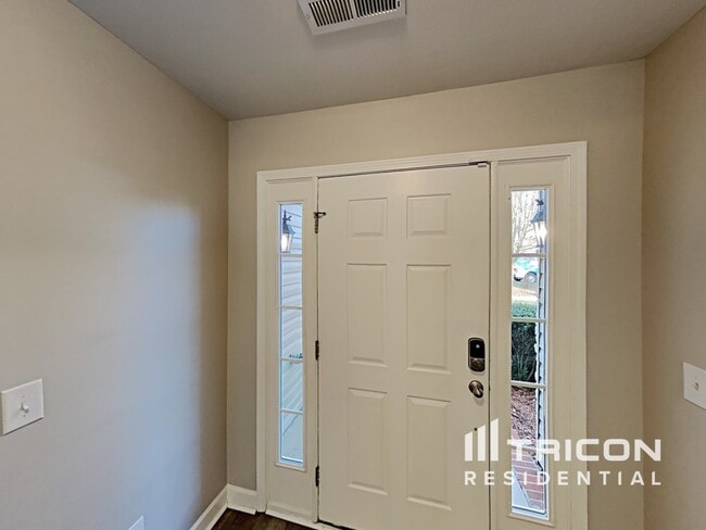 Building Photo - 4586 Woodway Dr