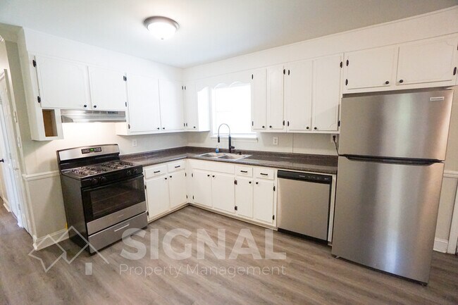 Building Photo - 1816 Ross St NE