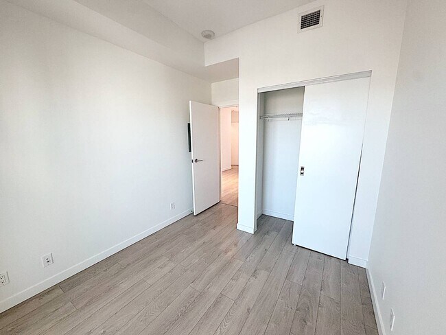 Building Photo - Centre West - 1807