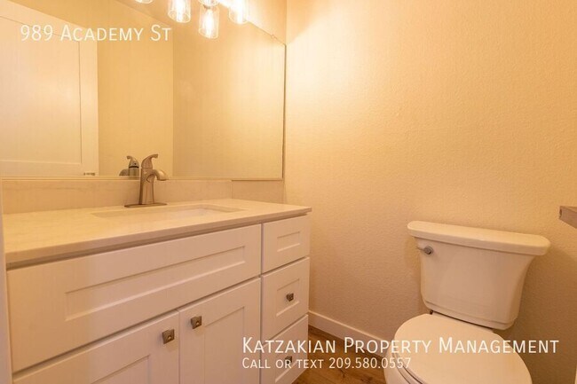 Building Photo - Charming 2-Bedroom Apartment with Modern U...