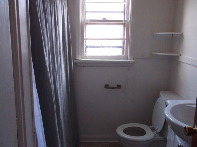 Foto del edificio - 2 BEDROOM, 1 BATHROOM, DUPLEX WITH ALL UTI...
