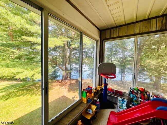 Building Photo - 378 Lake Shore S