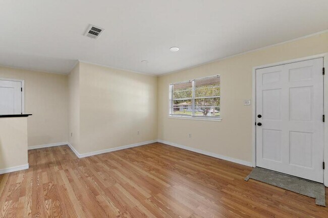 Building Photo - 2113 Alice Dr.