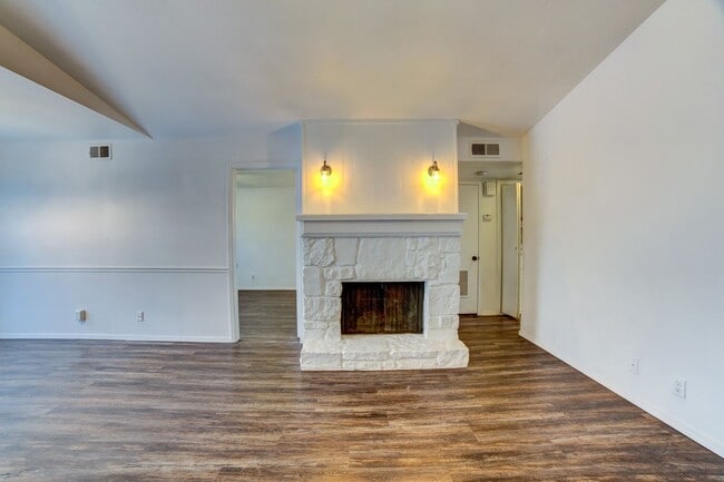 Building Photo - 2 Bed | 2 Bath Condo in Central Tulsa!