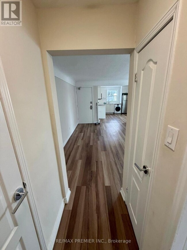 Building Photo - 10 Crosthwaite Ave S