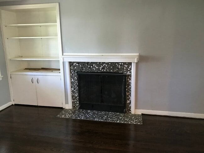 Fireplace with gas logs - 4001 W 67th St