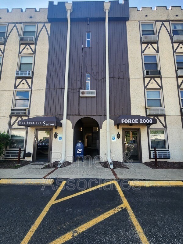 Building Photo - 4012 Dupont Cir