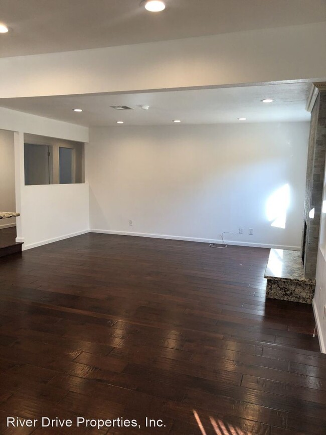Building Photo - 3 br, 2 bath House - 1044 Lees Court