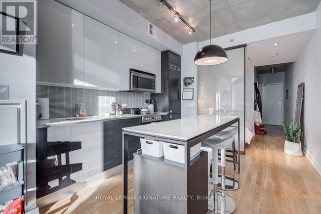 Building Photo - 8 Dovercourt Rd