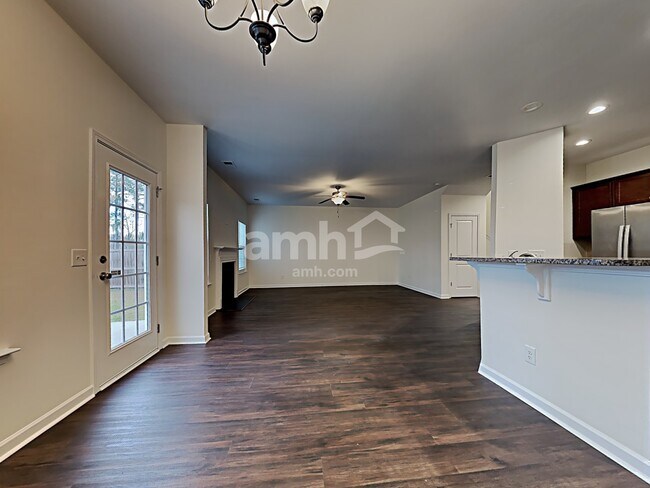 Foto del edificio - 465 Whispering Breeze Ln