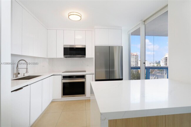 Foto del edificio - 6301 Collins Ave