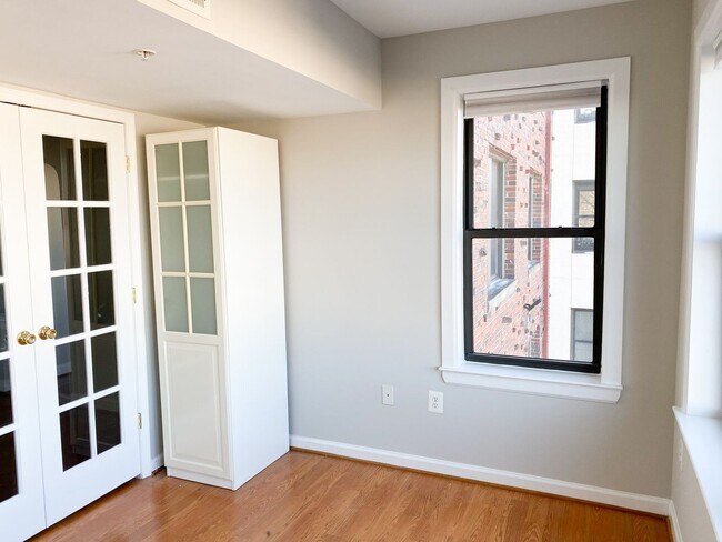 Foto del edificio - Sunny 2BR on 14th Street in Columbia Heights w/ Parking