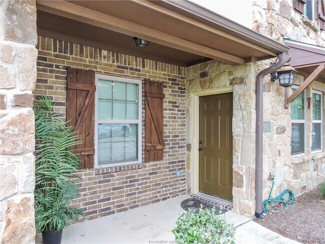 Building Photo - 2902 Old Ironsides Dr