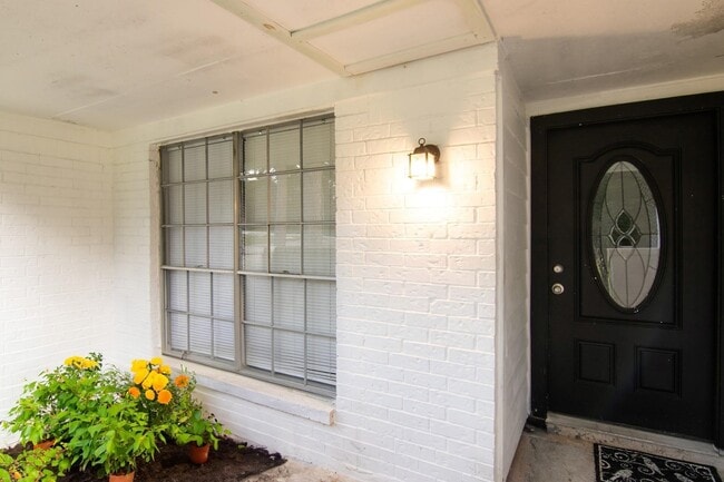 Building Photo - 1702 Athens Dr