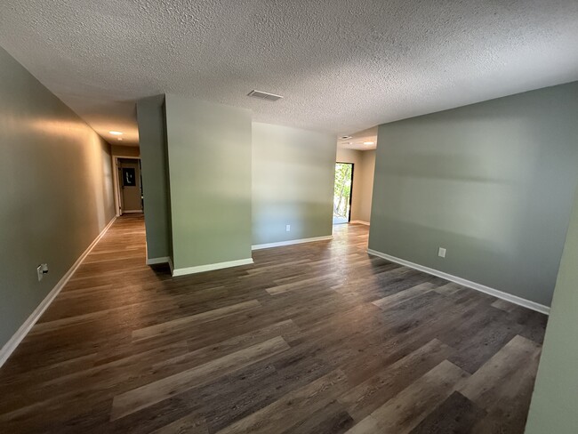 Building Photo - 1725 Kathleen Dr