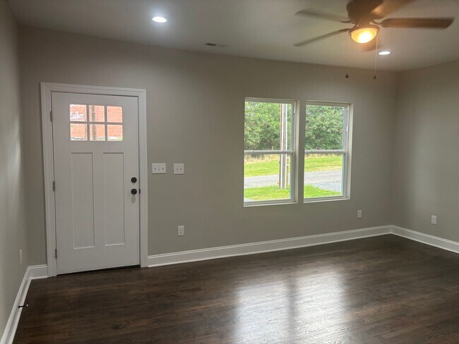 Foto del edificio - 3 Bedroom 1 Bath Fully Renovated House- La...