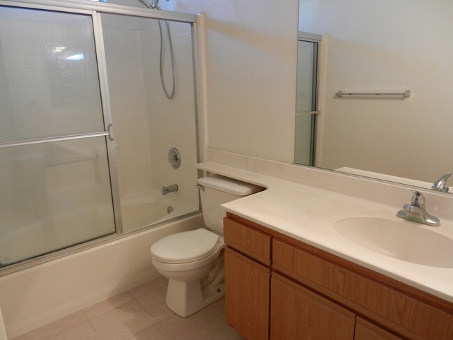 Main upstairs bathroom - 4141 Mississippi St