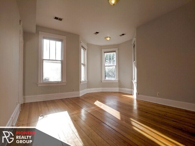Building Photo - 3059 N Leavitt St