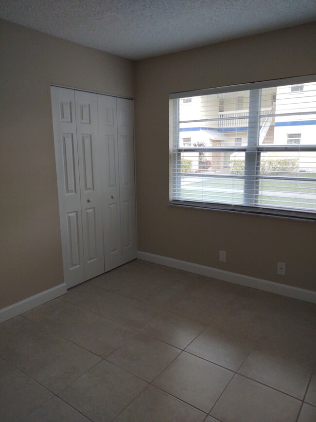 Building Photo - 1524 SE Royal Green Cir