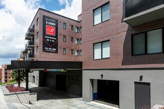 Building Photo - Mooncrest