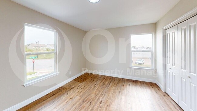 Foto del edificio - 8001 W Elizabeth Ln