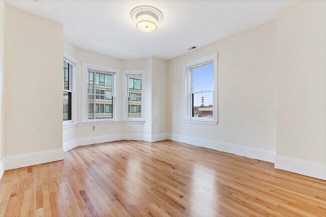 Foto del edificio - 698 Massachusetts Ave