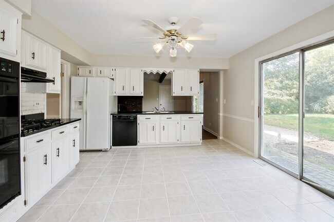 Building Photo - 18 Oak Brook Rd