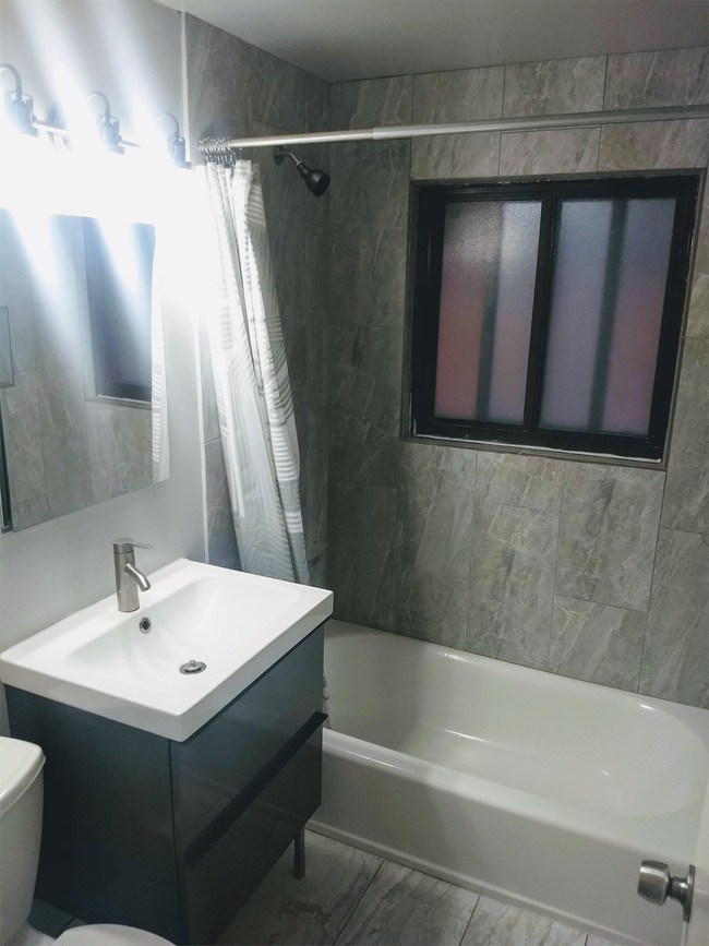 Foto del edificio - 3264 N Revere St