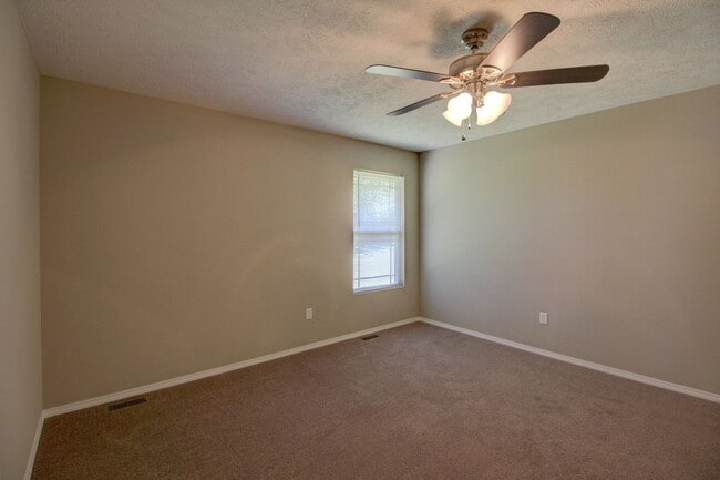 Building Photo - 3 Bedroom, 2 Bathroom in Nixa!