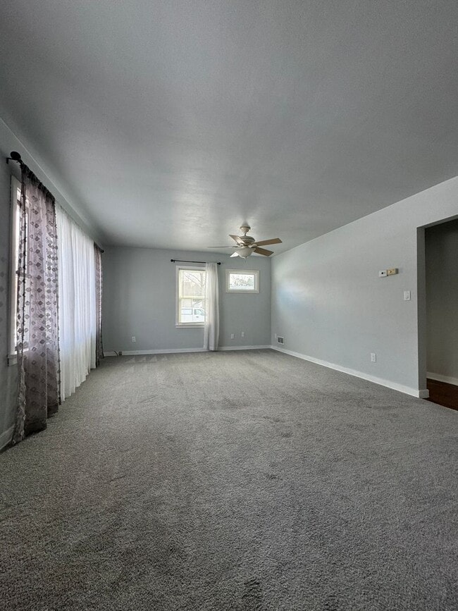 Building Photo - Beautiful 3 Bedroom 1 Bath Ranch Style Single Family Home!