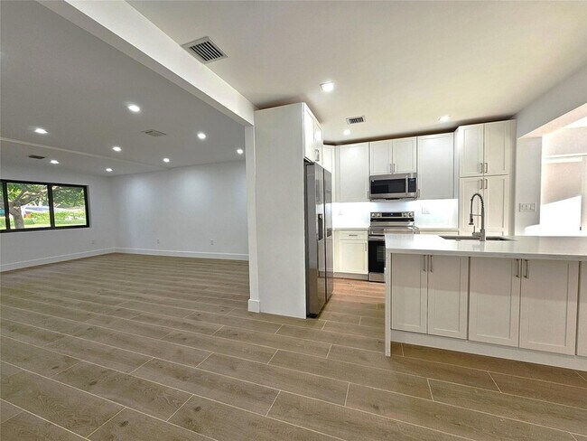 Building Photo - 1561 SW 23rd Ave