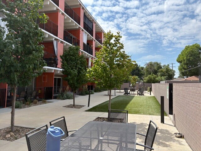 Foto principal - Cute Pet Friendly Studio Apartment Near Sloan's Lake! Available NOW!