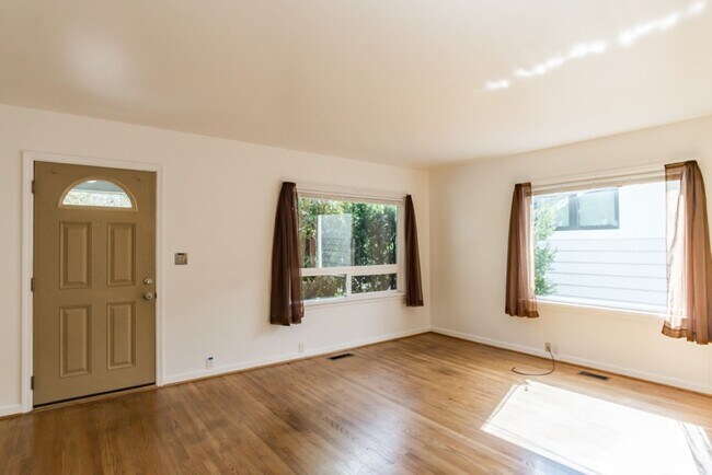 Building Photo - 2Bd/1Ba Seattle House