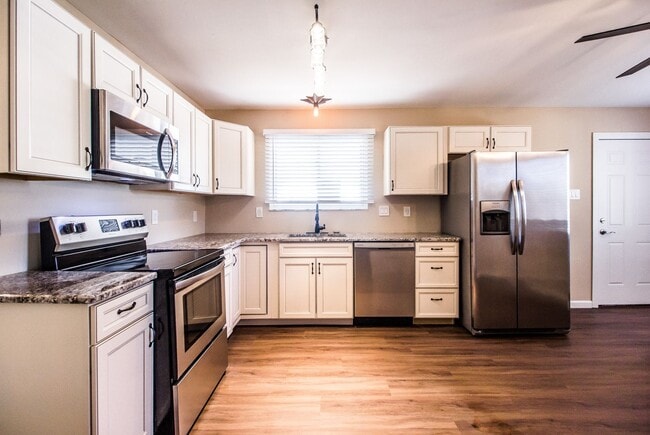 Building Photo - Pet Friendly, Renovated Home in Fox School District