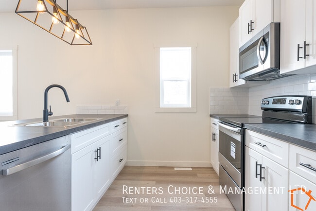 Building Photo - Newer Pet Friendly Townhouse Near Taber Amenities with Parking